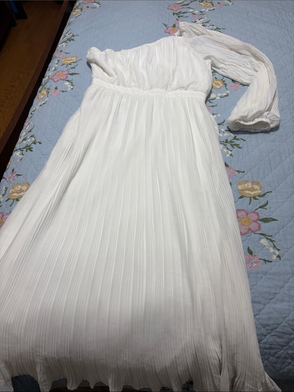 Lulus White Pleated Midi Dress & 100% fully Lined Size Medium .